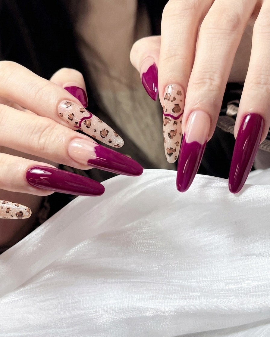 Primo piano di un pennello fine da nail art che crea piccole macchie irregolari marroni su ununghia con base nude.