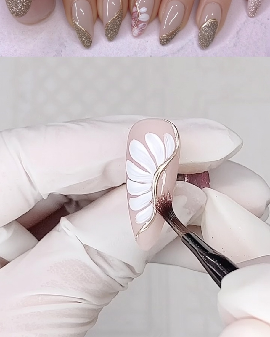 Un pennello liner applica una striscia di gel adesivo trasparente lungo il lato di ununghia con nail art floreale.
