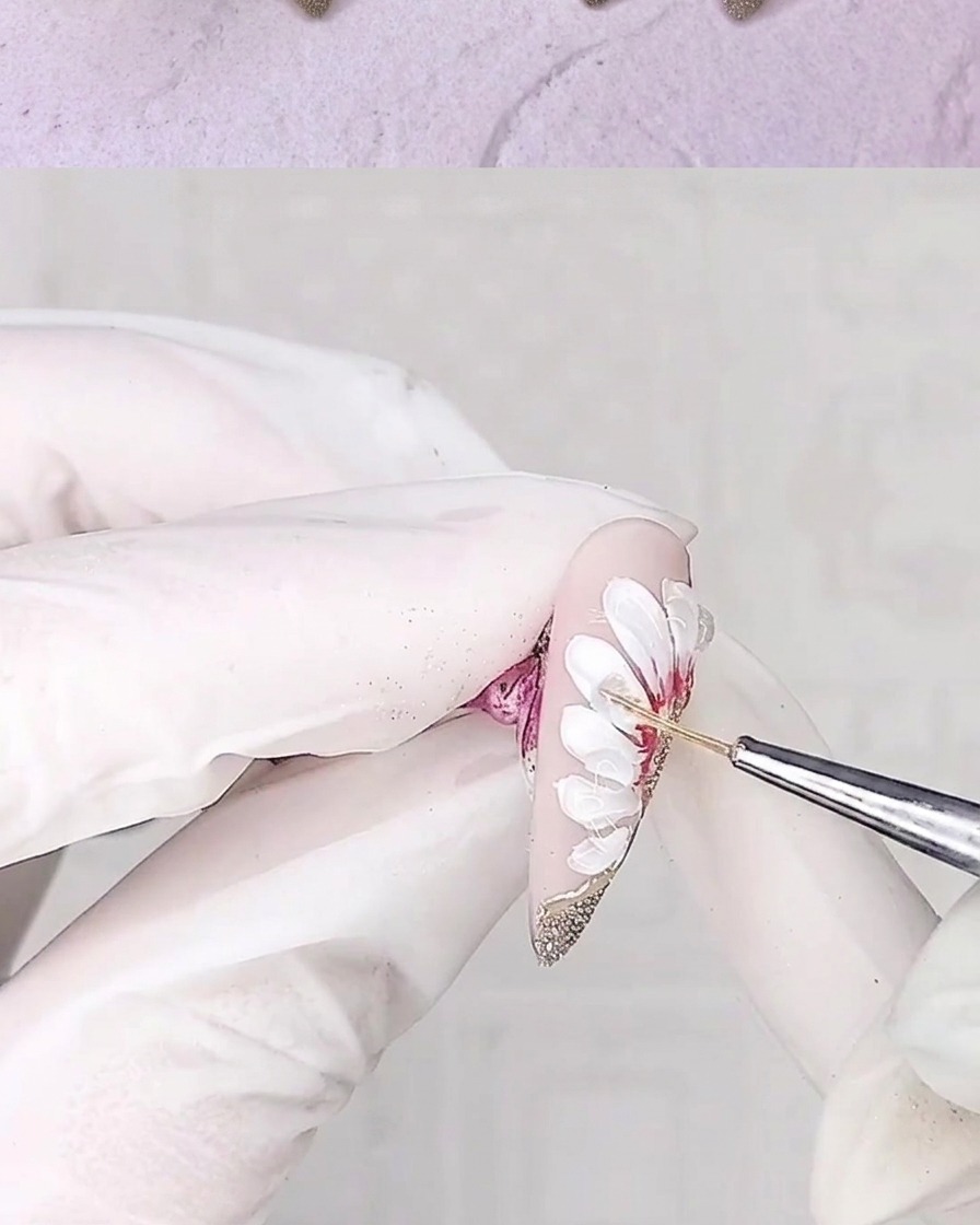 Un pennello liner applica un secondo strato di gel adesivo ai bordi dei petali per migliorare la profondità.