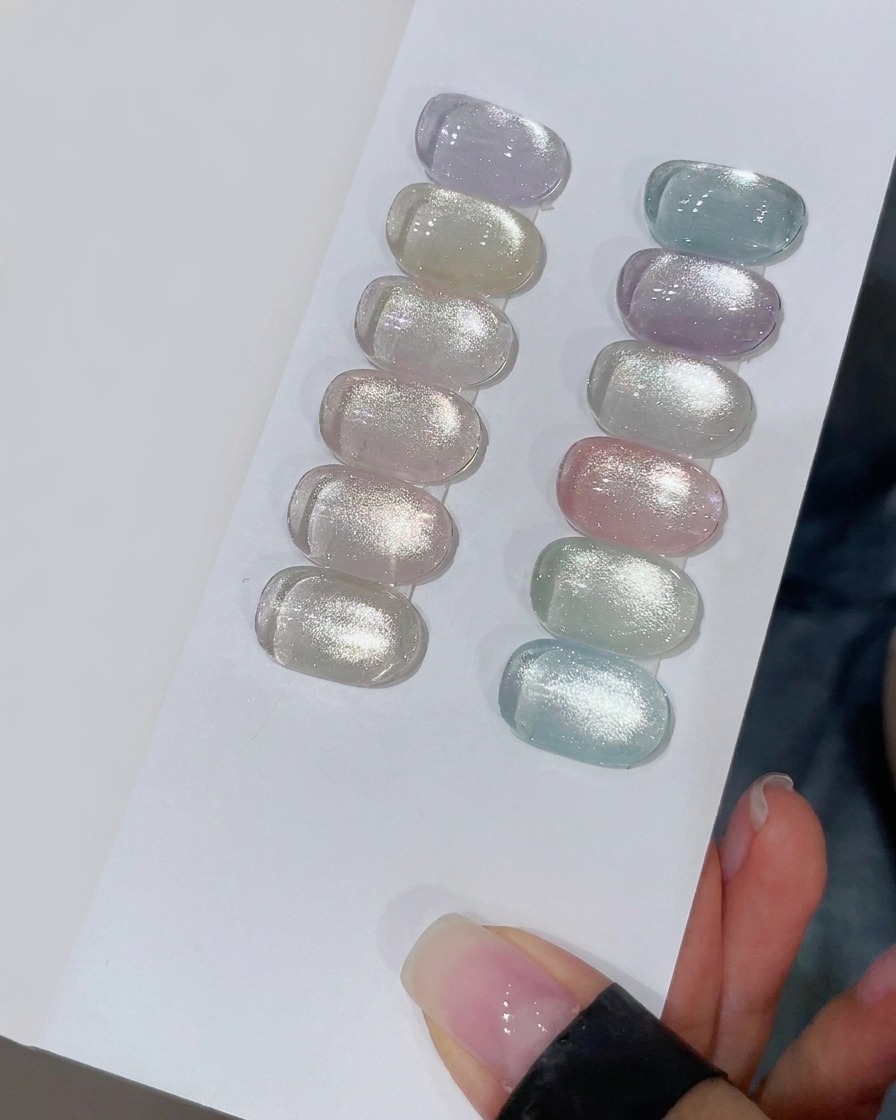 Una scheda espositiva che mostra diverse tonalità di smalto gel, con focus sul colore specifico M128 della serie Fula Starry.