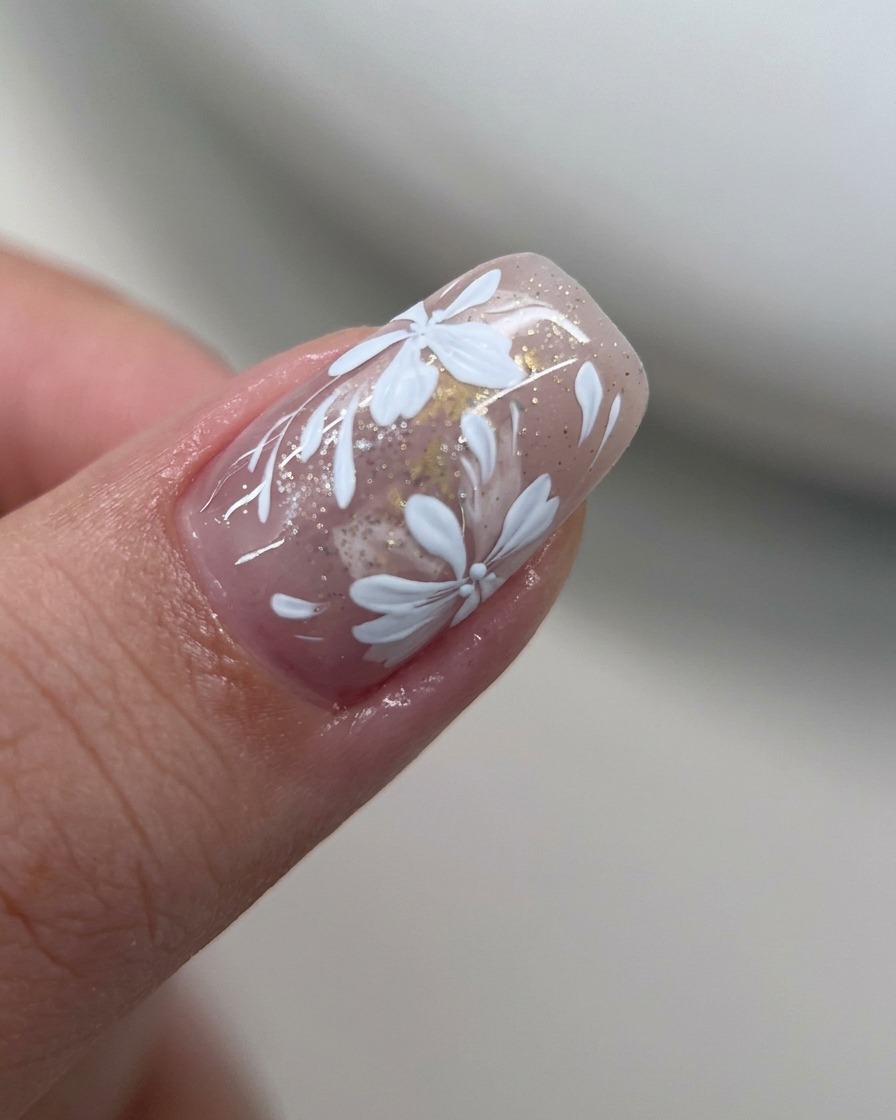 Uno strato sottile di glitter oro fine applicato sopra ununghia con foglia oro.