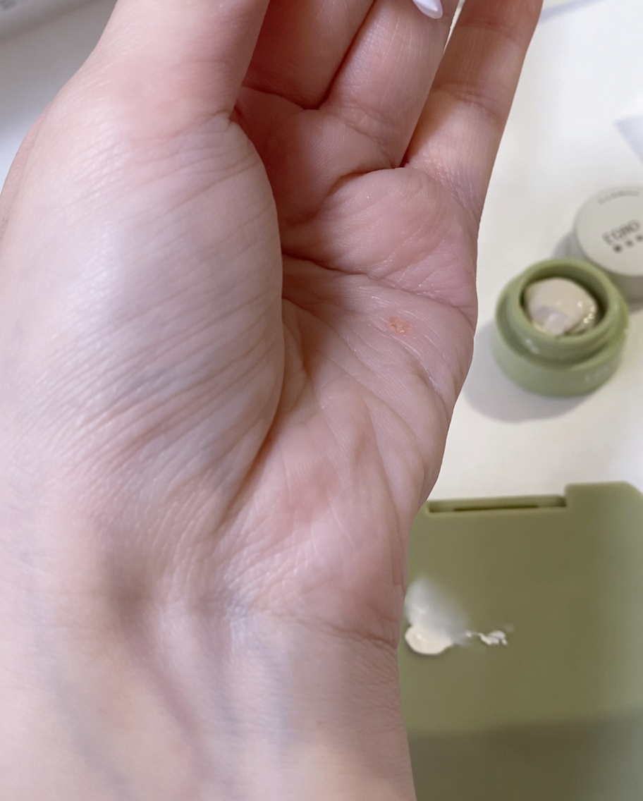 Una spugnetta per makeup utilizzata per tamponare e sfumare il gel bianco sulla superficie dellunghia.