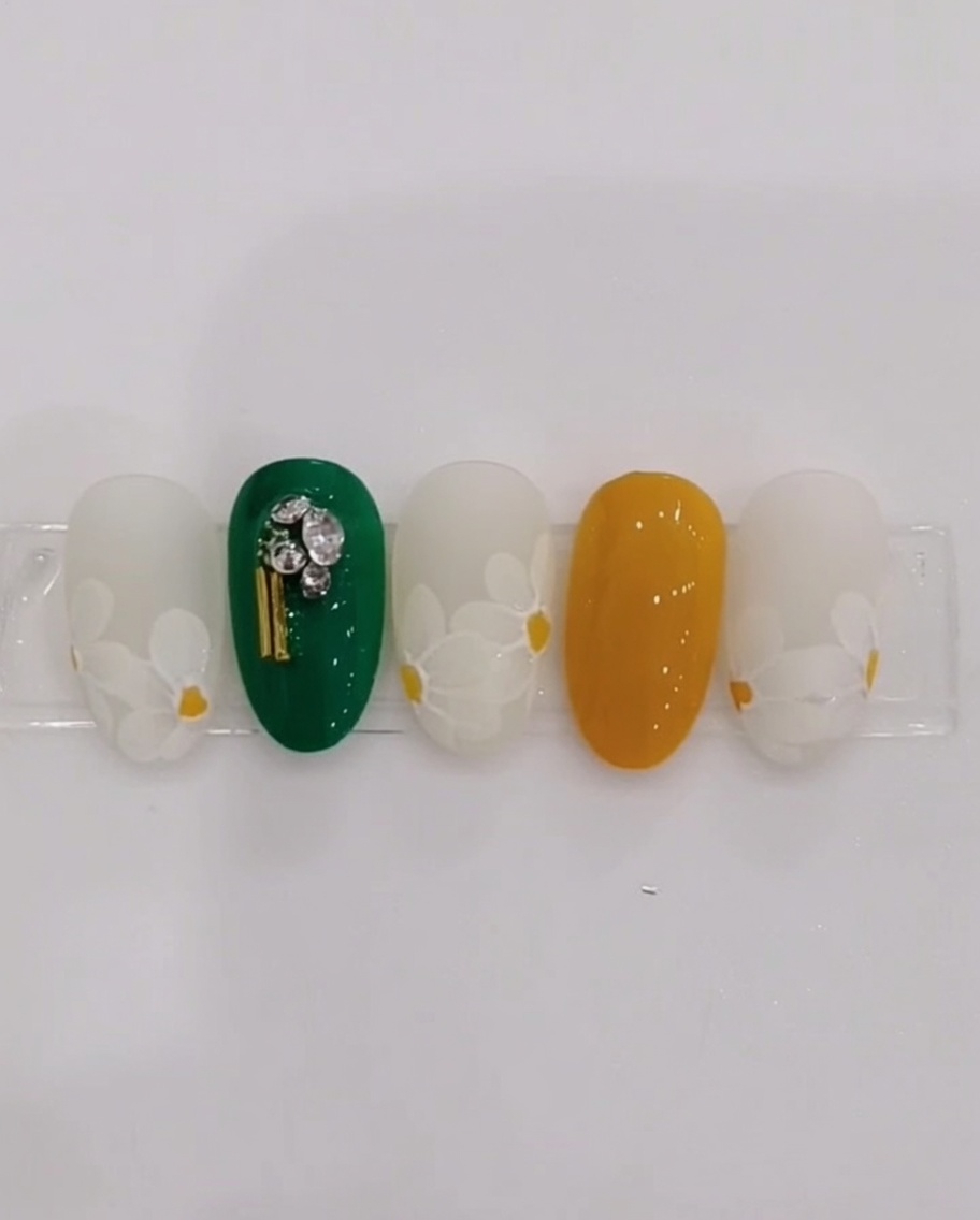 Un pennello sottile che posiziona un puntino giallo al centro di una tip.