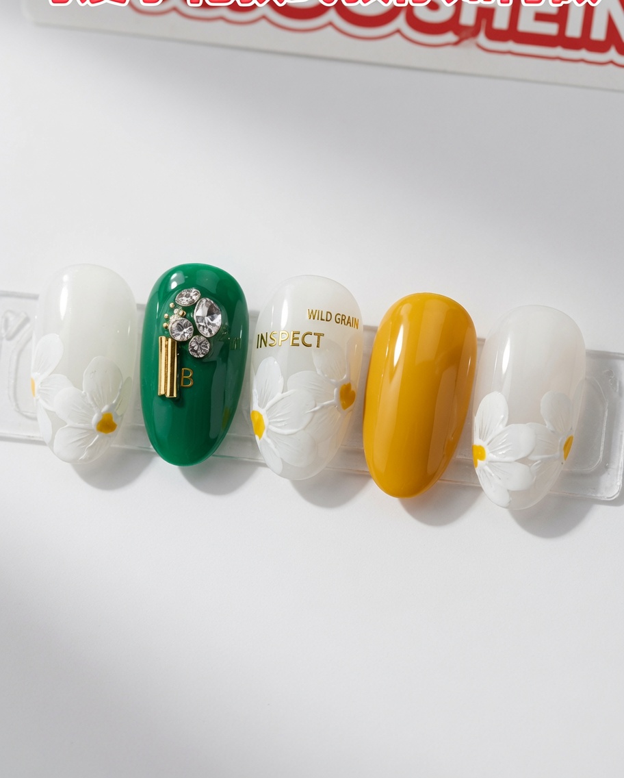 Un set di unghie che polimerizzano sotto una lampada UV/LED.