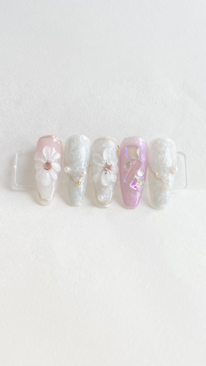 Moonlight Daisy: Tutorial per una Nail Art Floreale 3D Elegante