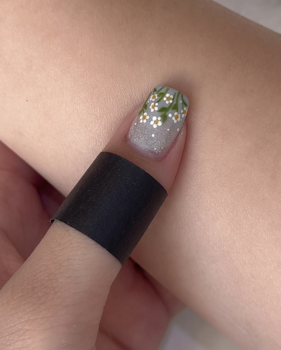 Applicazione di un top coat opaco su una base cat-eye con French blu.