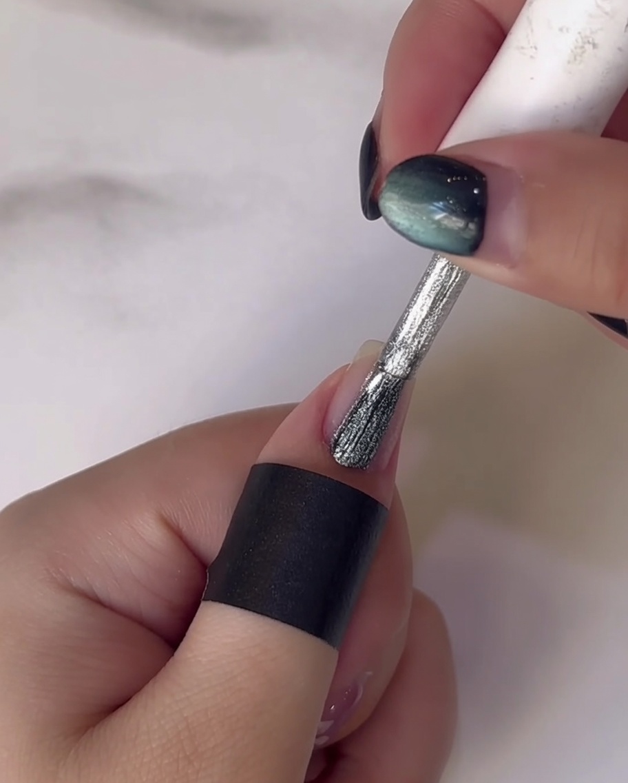 Dotting tool che crea petali bianchi a forma di cerchio.