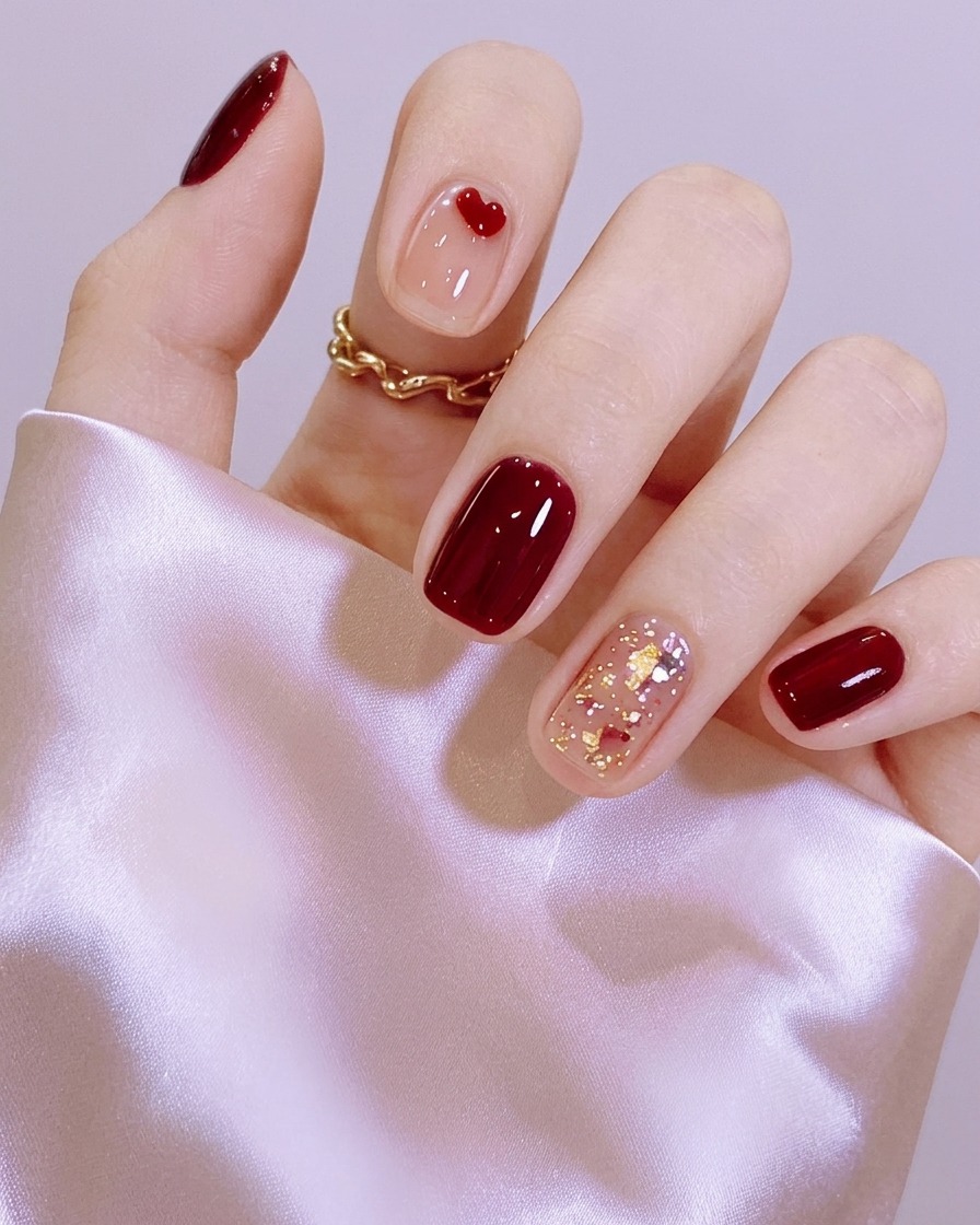 Dita con smalto gel bordeaux posizionate allinterno di una lampada per unghie.