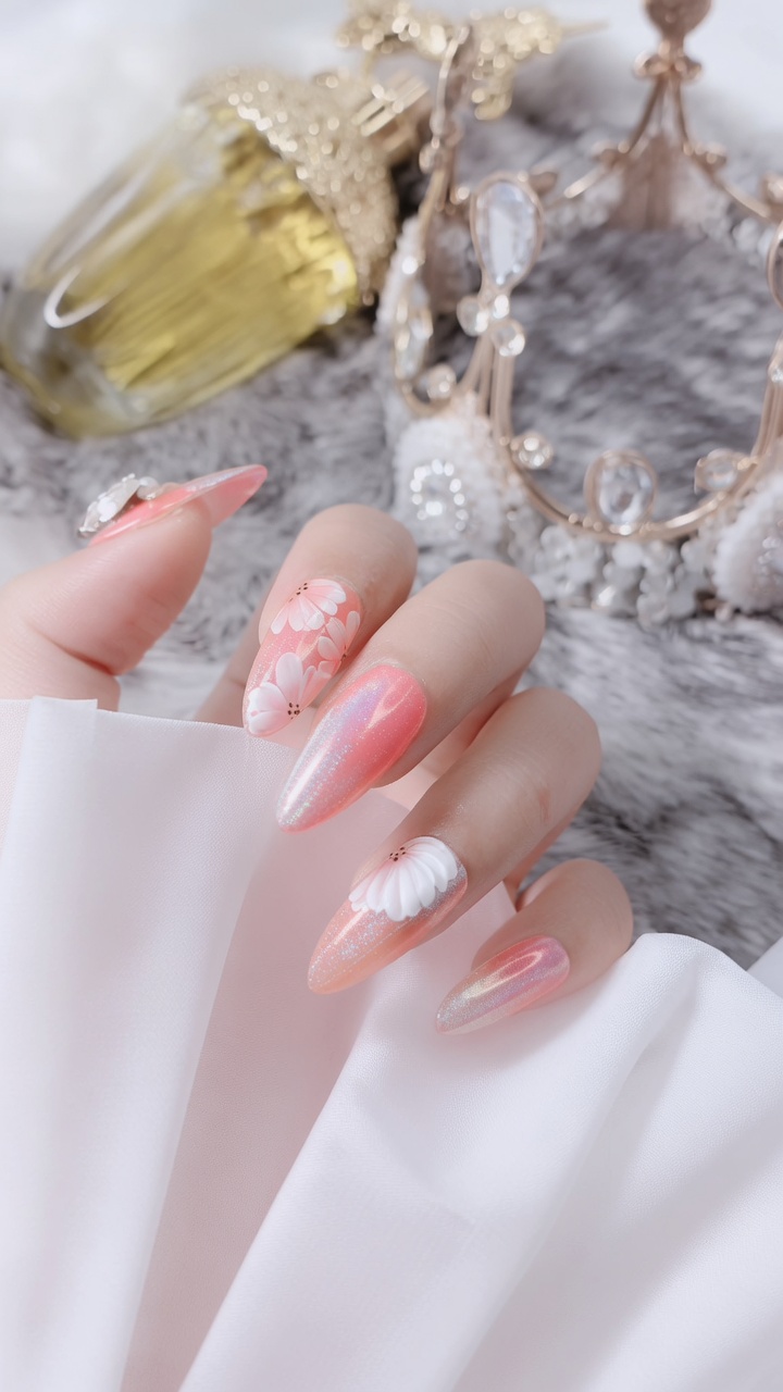 Nail Art con Effetto Laser Gradient e Margherite — Tutorial Passo dopo Passo