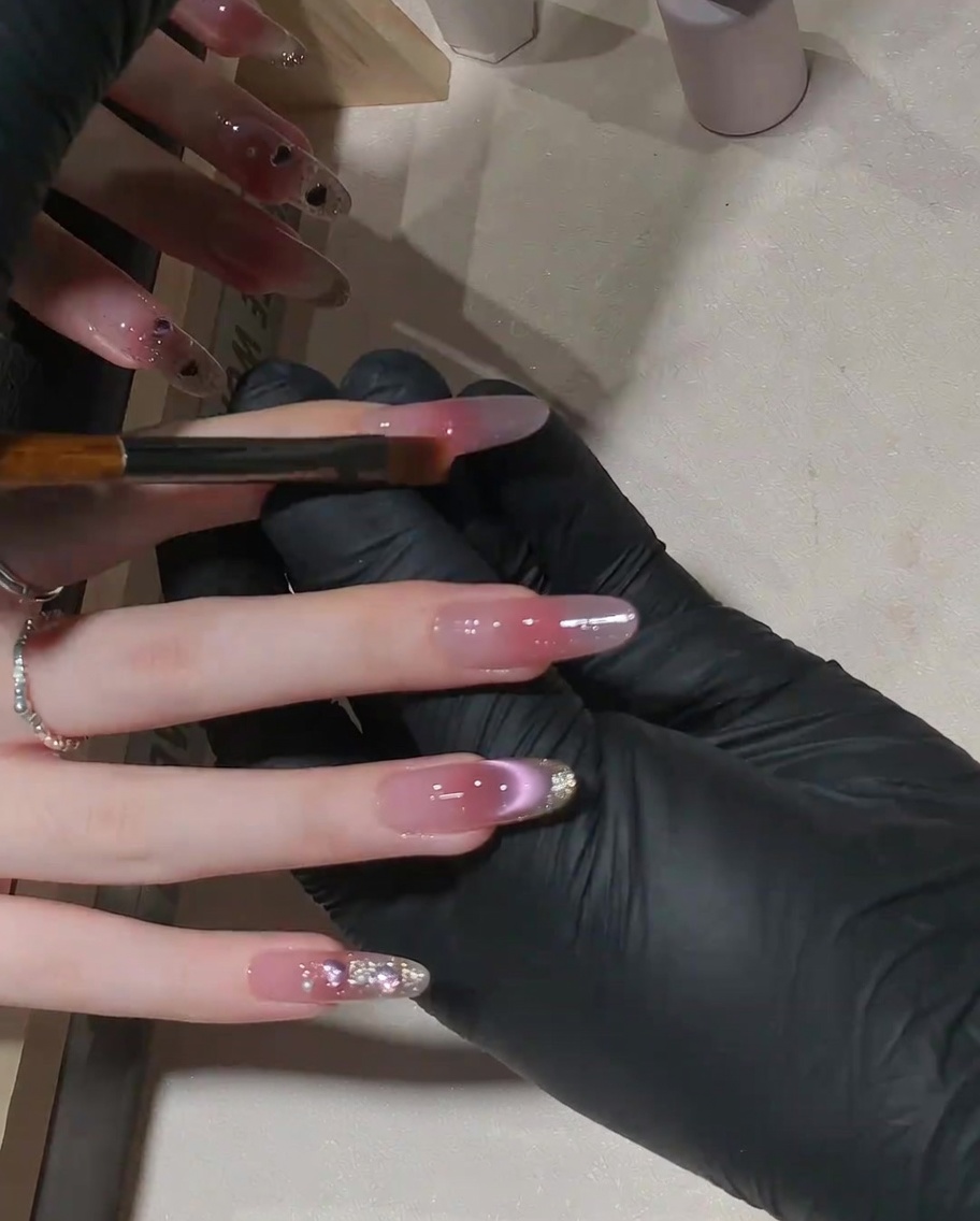 Un piccolo pennello piatto utilizzato per sfumare il gel rosa verso lalto per un effetto gradiente.