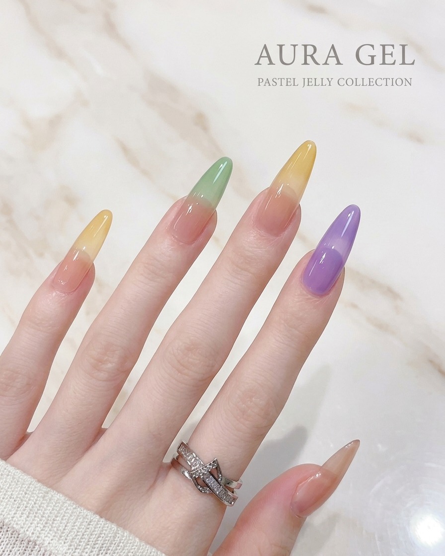 Primo piano di un pennello che applica gel jelly viola sulla punta dellunghia.
