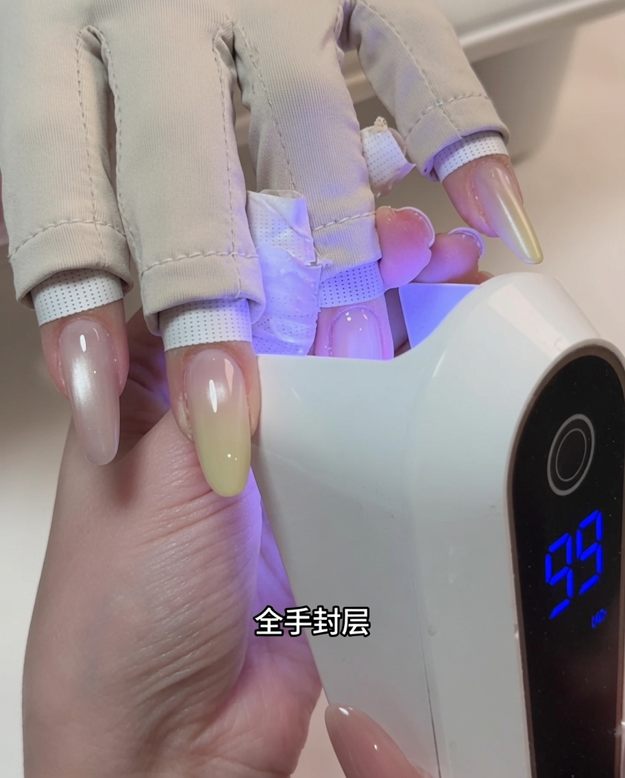 Una mano posizionata allinterno di una lampada UV professionale durante il processo di polimerizzazione.