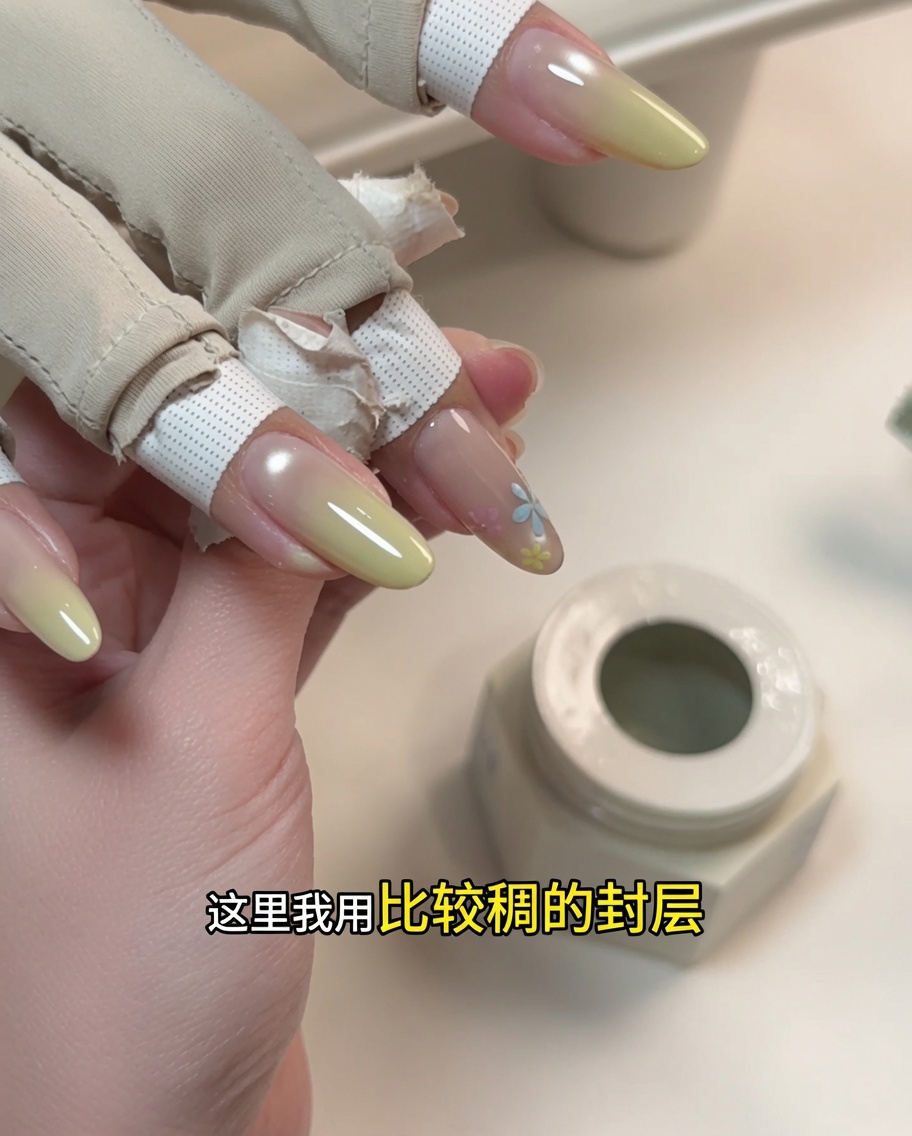 Primo piano che mostra lapplicazione di un gel scultoreo spesso su un design floreale dipinto.