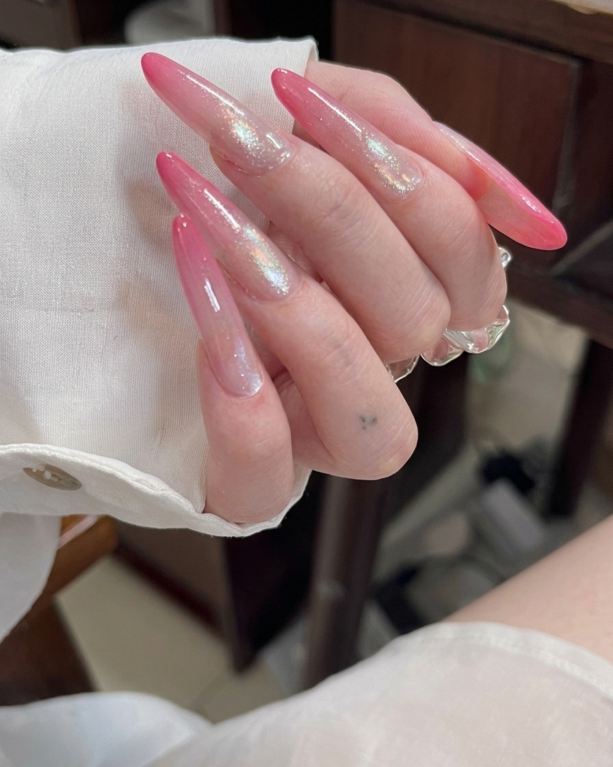 Vista di lunghe unghie in acrilico a stiletto, che mostra la struttura trasparente dellallungamento prima di applicare qualsiasi colore.
