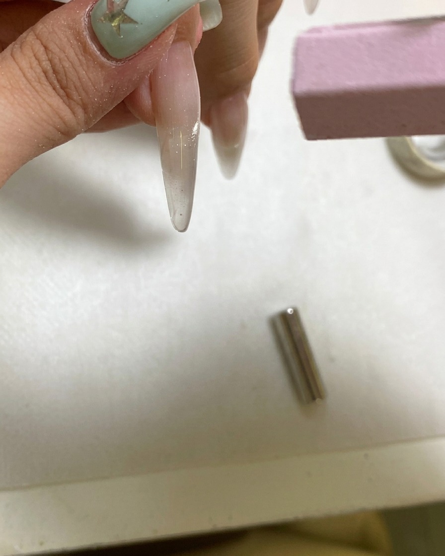 Una piccola lampada UV portatile che polimerizza ununghia in gel appena magnetizzata.