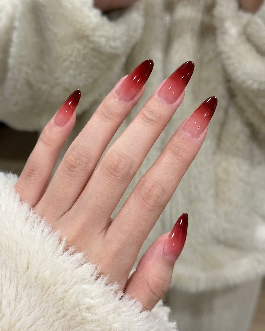 La seconda applicazione di gel rosso picchiettata sullunghia per intensificare il colore della sfumatura.