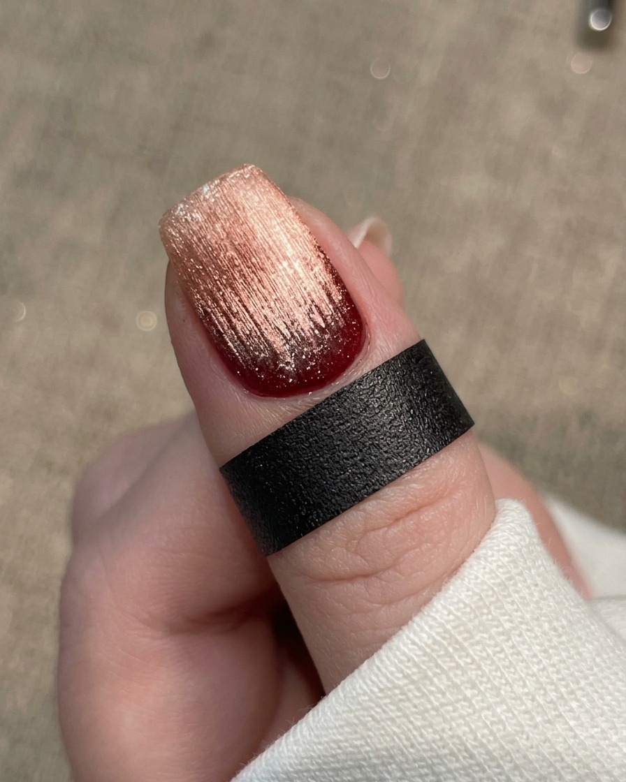 Una vista ravvicinata di un pennello che applica una base gel trasparente e lucida su ununghia naturale pulita e preparata.