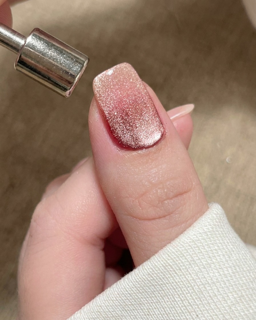 Primo piano di un magnete utilizzato per spingere il riflesso magnetico verso il margine libero dellunghia.