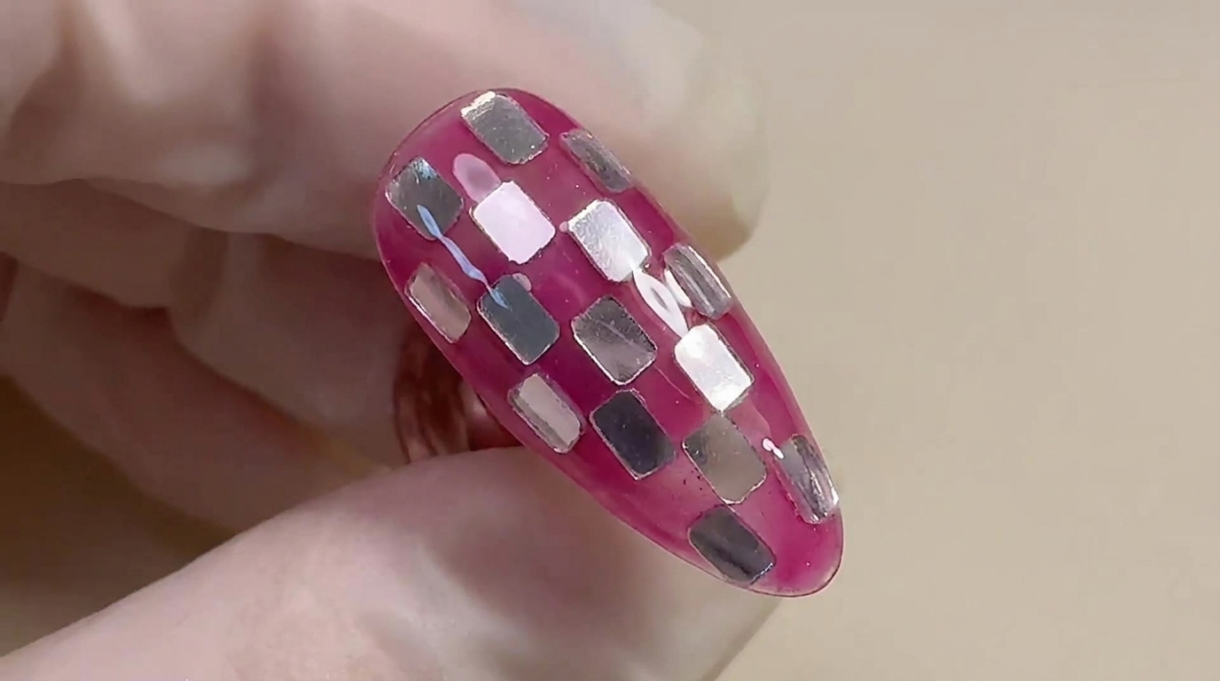 Tutorial Nail Art a Scacchi Rosa e Argento Effetto Specchio