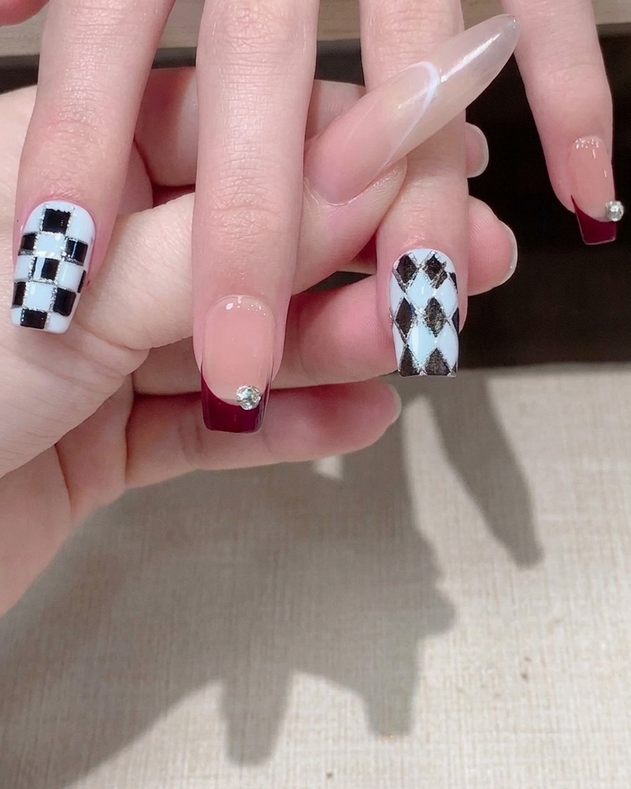 Primo piano di un dito con un adesivo a linee geometriche steso sullunghia.
