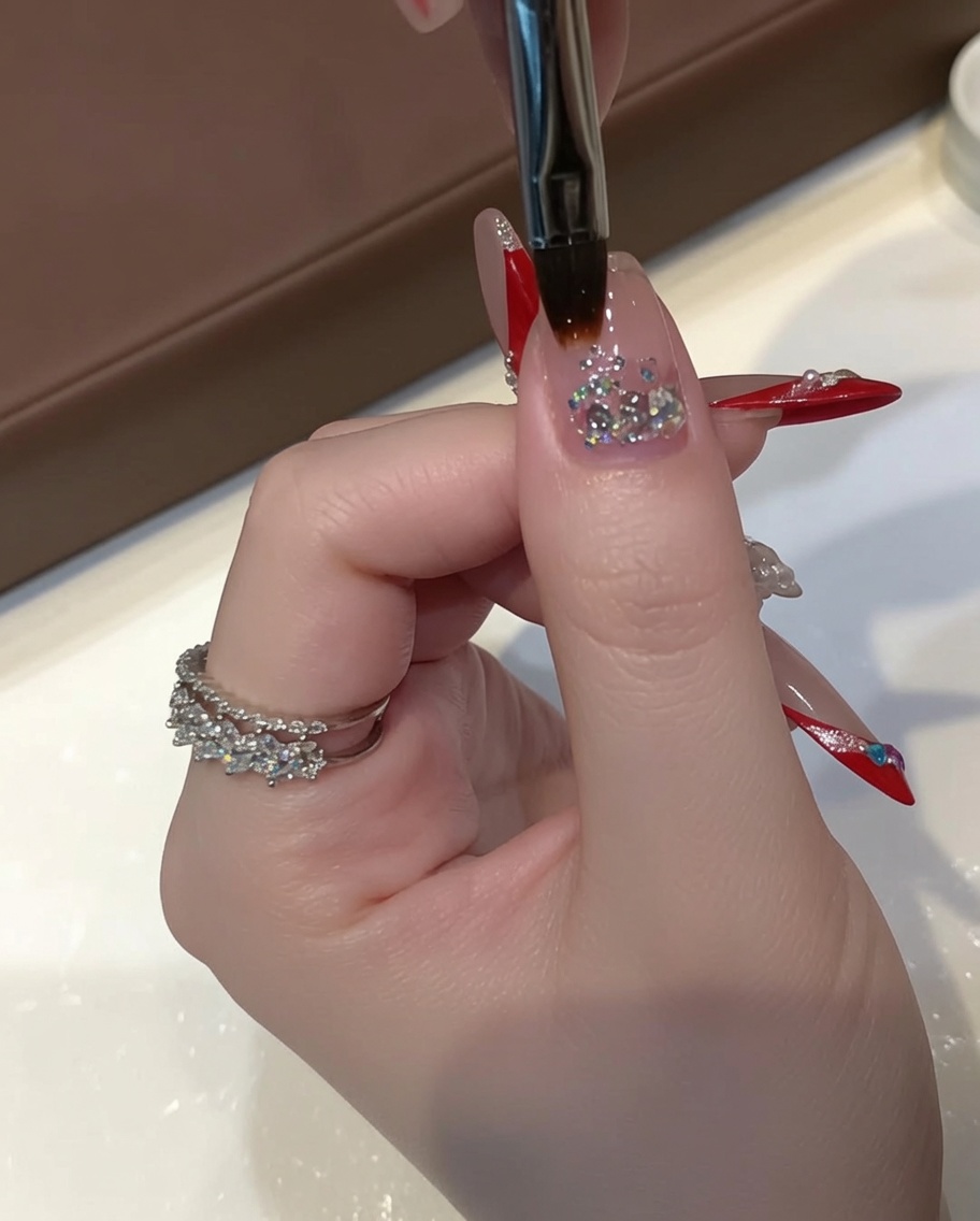 Un pennello di precisione trascina delicatamente il gel con paillettes grosse al centro dellunghia per creare un gradiente sfumato.