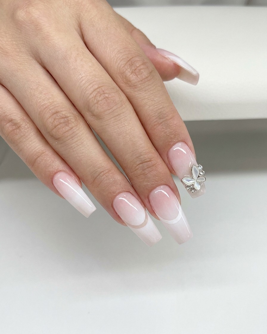 Uno strumento in silicone blu pulisce lungo la linea curva del sorriso di ununghia per rimuovere il gel bianco in eccesso.