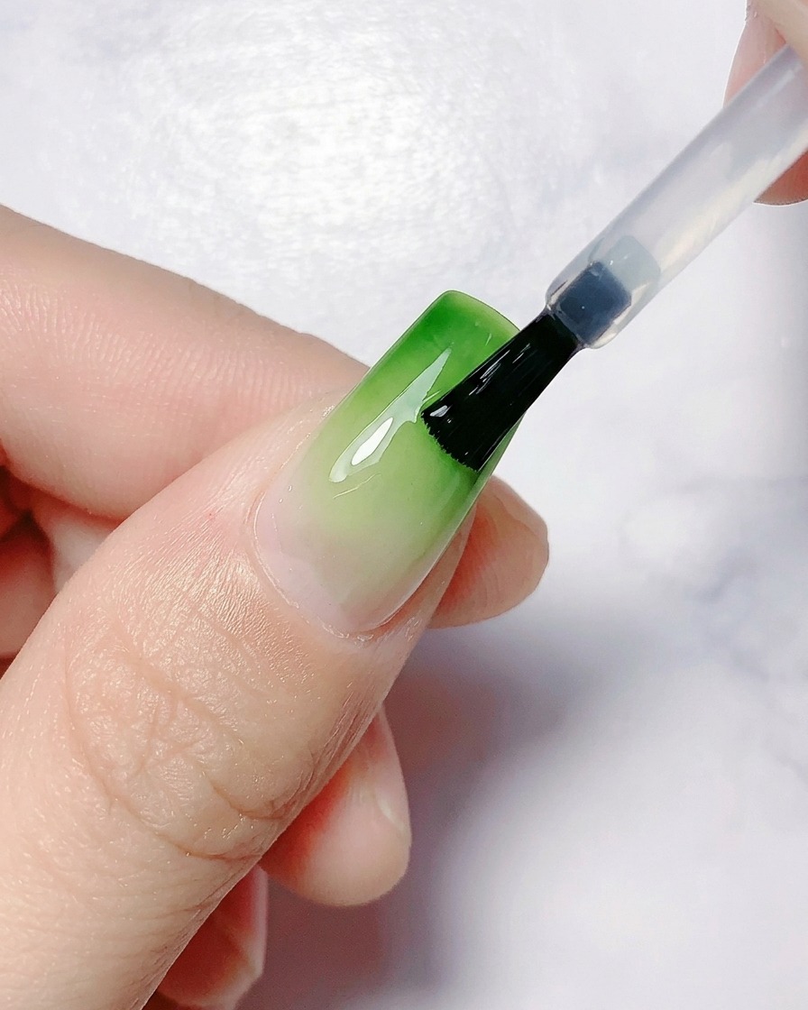 Una mano posizionata sotto una lampada UV o LED per la polimerizzazione.