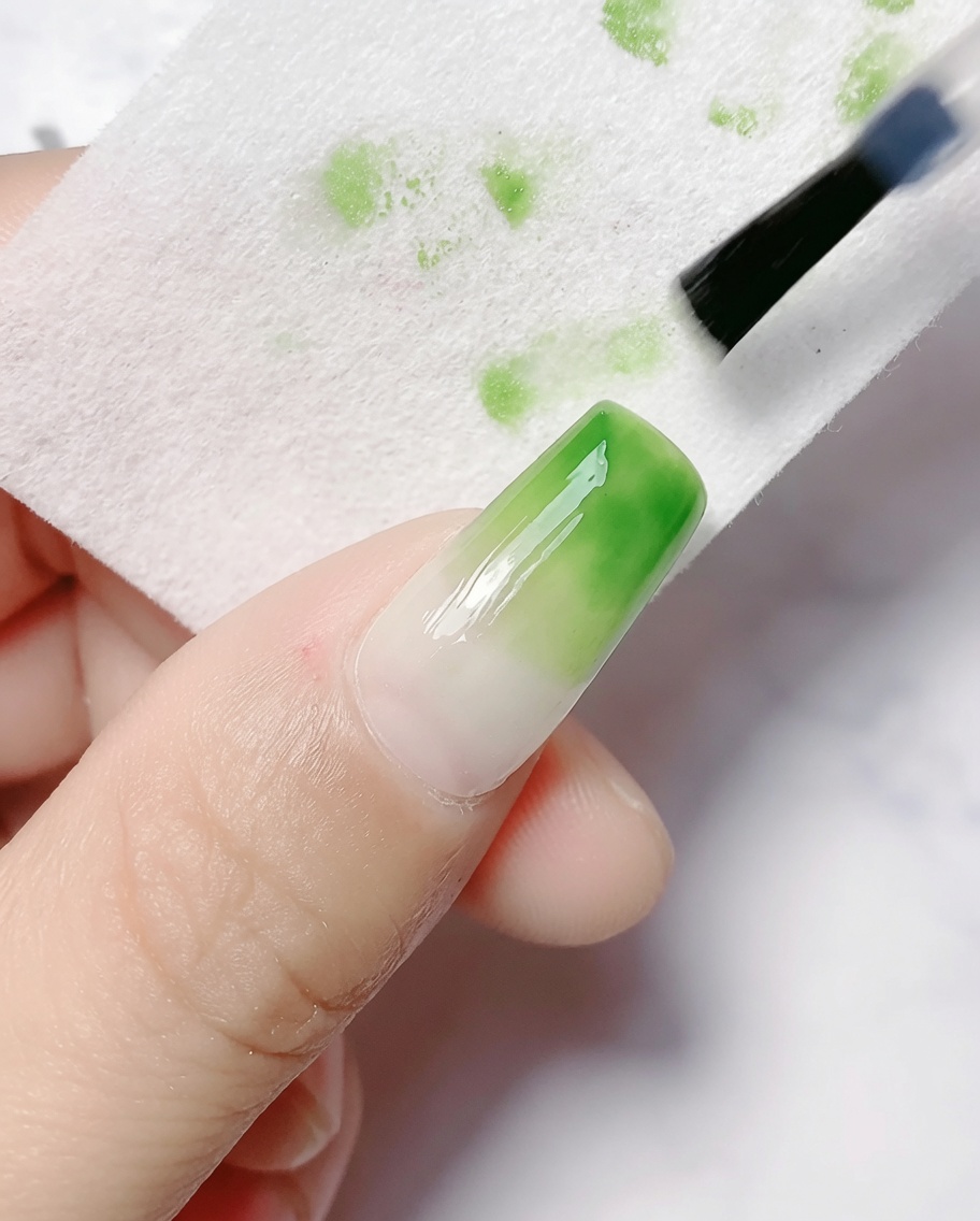 Un pad detergente che rimuove lo strato di inibizione appiccicoso da ununghia sfumata e polimerizzata.