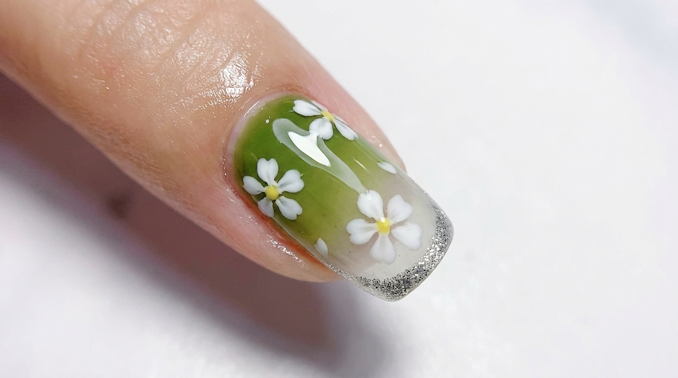 Unghie in Gel Verde Oliva Sfumato con Fiori Bianchi e French Argentata