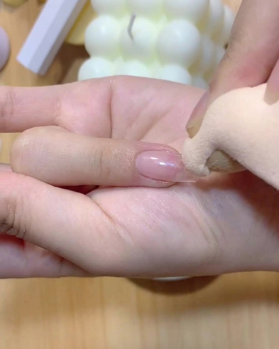 Una spugnetta per trucco tampona delicatamente il colore su ununghia per creare un gradiente ombre.