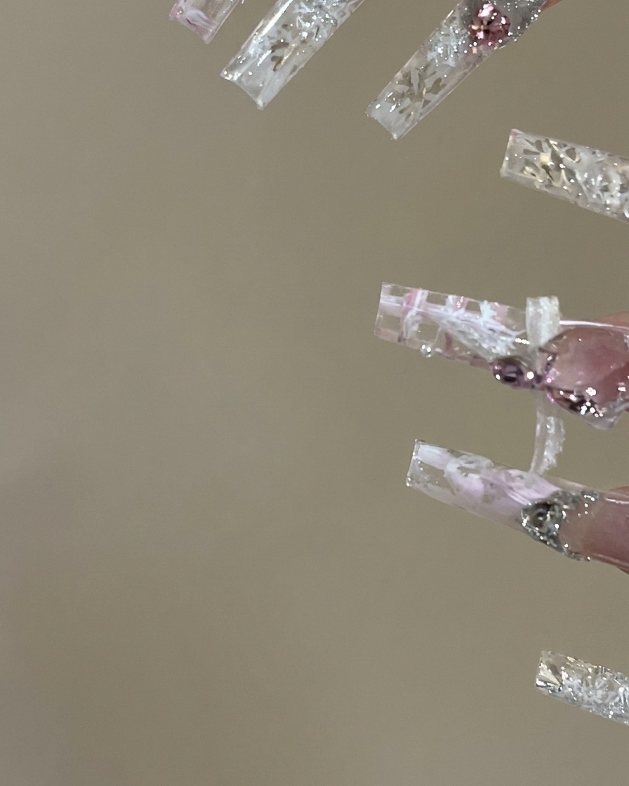 Unonicotecnica che applica il top coat e spennella con cura il gel colorato allinterno delle sezioni della griglia di un design per unghie scozzese.