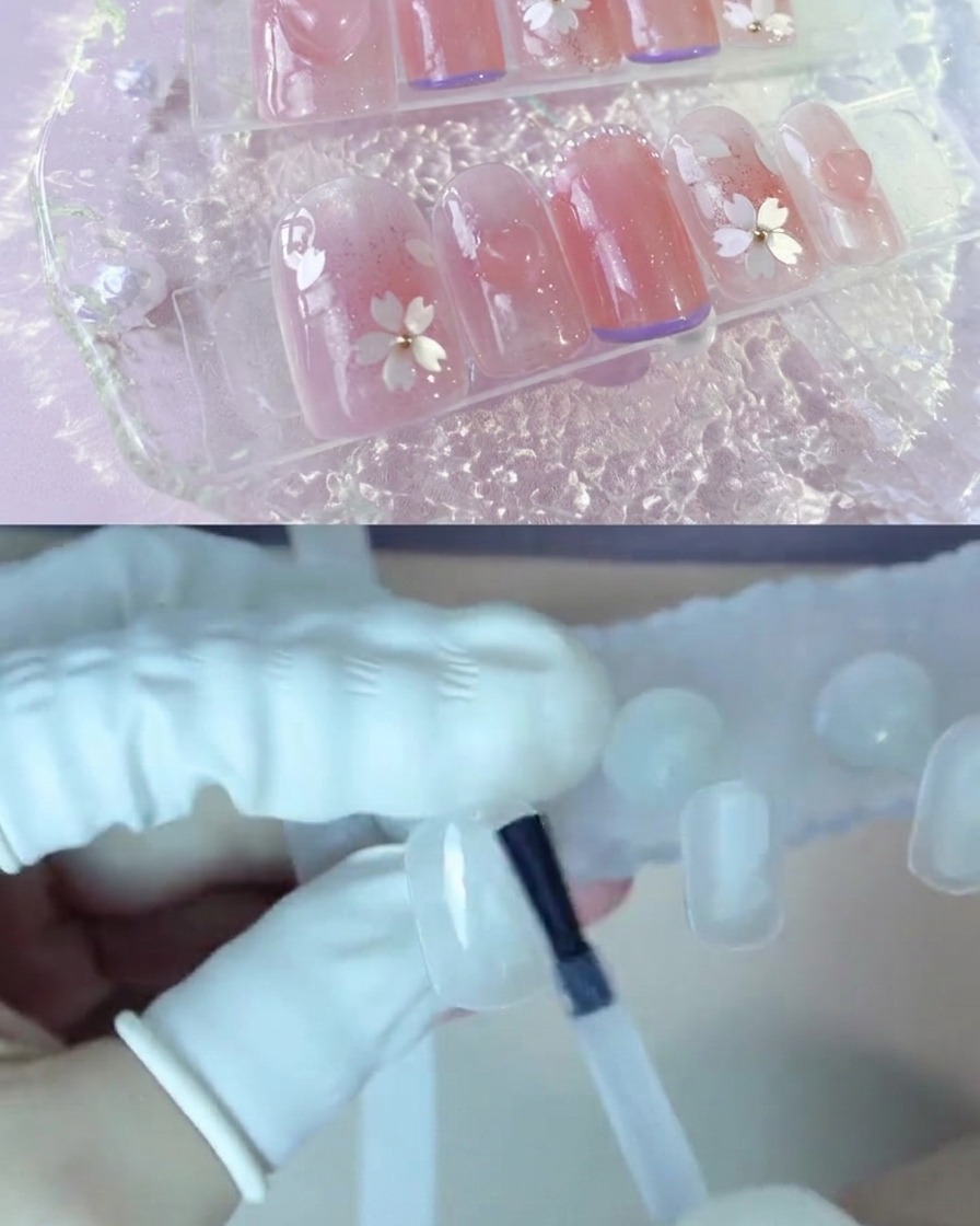 Un supporto per unghie posizionato sotto una lampada UV/LED per asciugare il base coat.