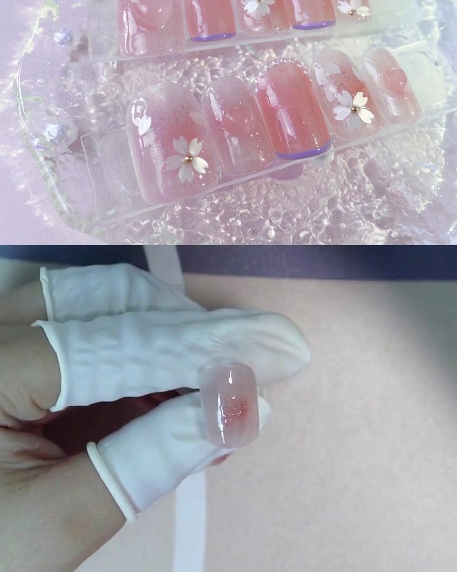 Un dito con guanto tiene una tip con centro rosa blush e un puntino di gel glitterato.