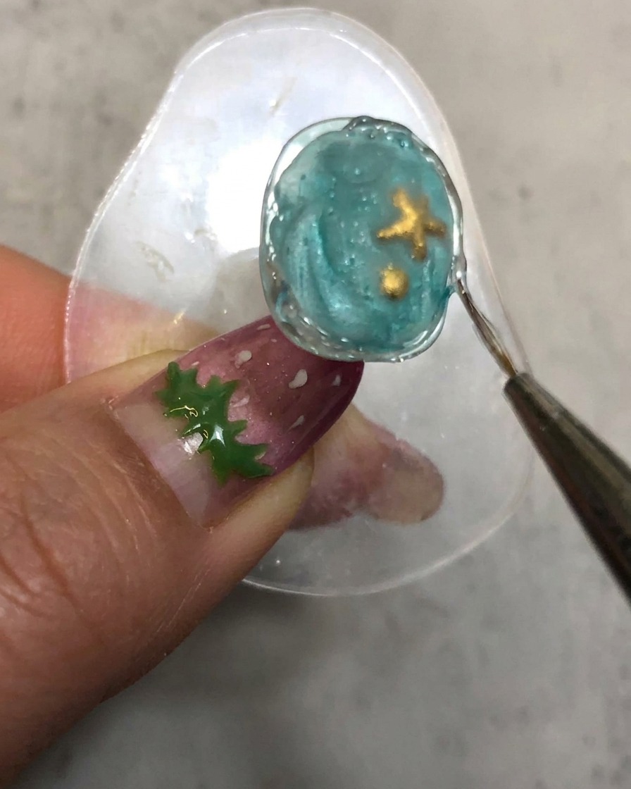 Un pennello di dettaglio che traccia lungo il bordo polimerizzato e texturizzato in styling gel dellunghia.