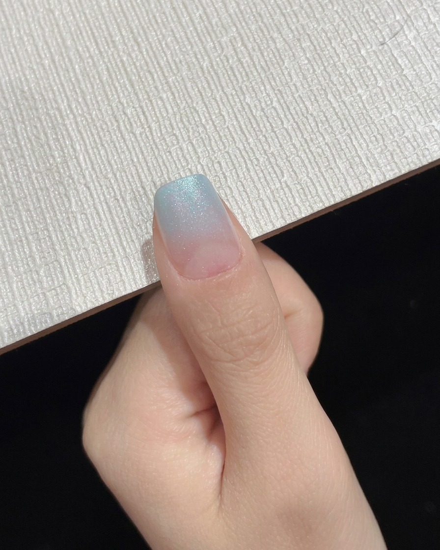 Ununghia con sfumatura ombré blu completata, mostrata come scatto di progresso intermedio.