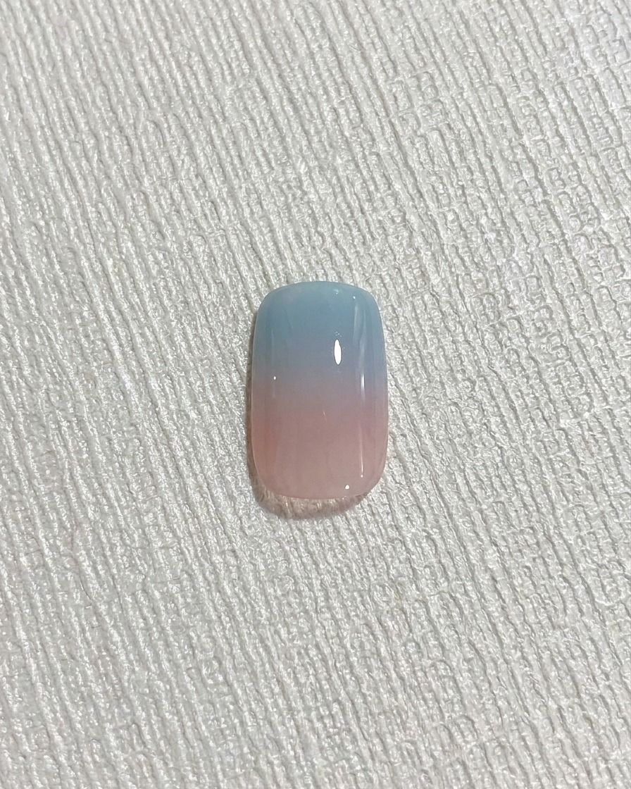Un bastoncino magnetico tenuto vicino alla superficie dellunghia per attivare il riflesso cat eye.