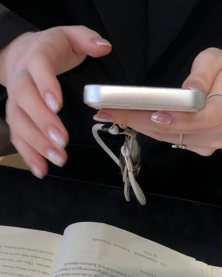 Primo piano di uno strumento a spugna per stampaggio che deposita gel bianco avorio sullarea delle cuticole di ununghia.