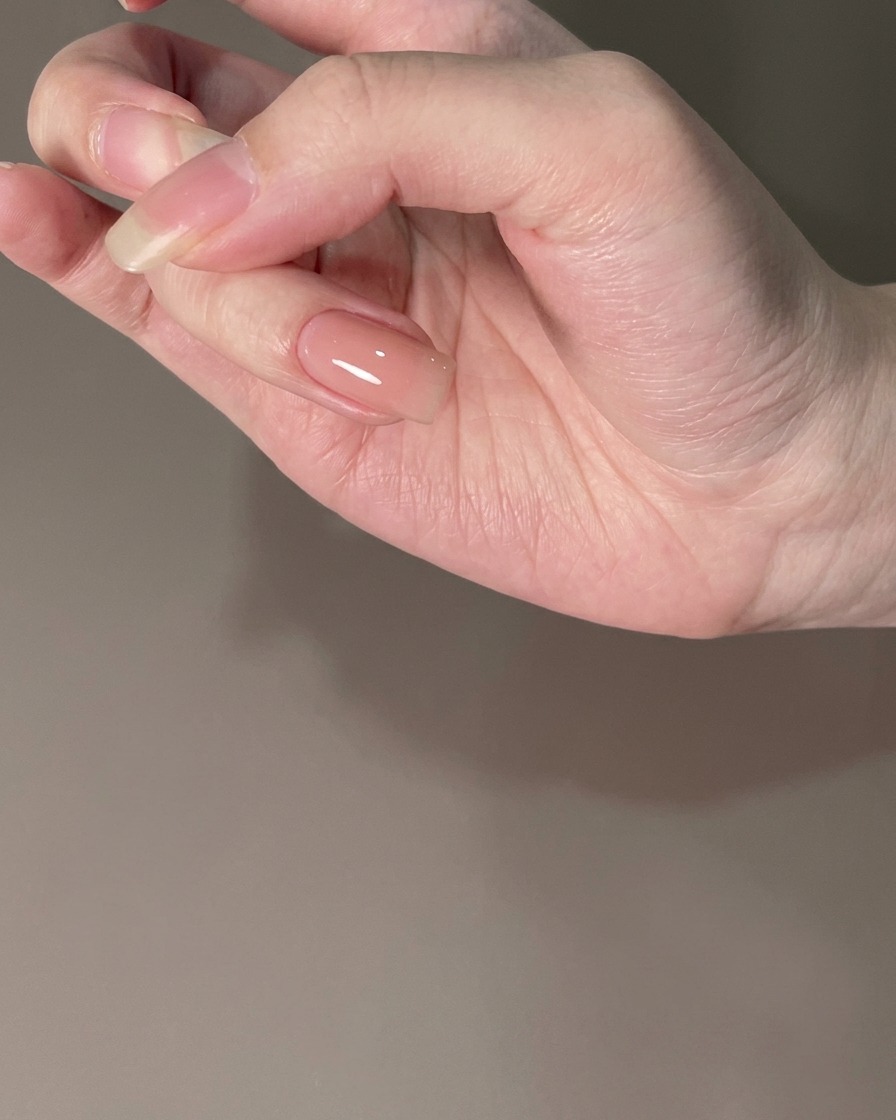 Ununghia con una base nude polimerizzata sotto la luce.