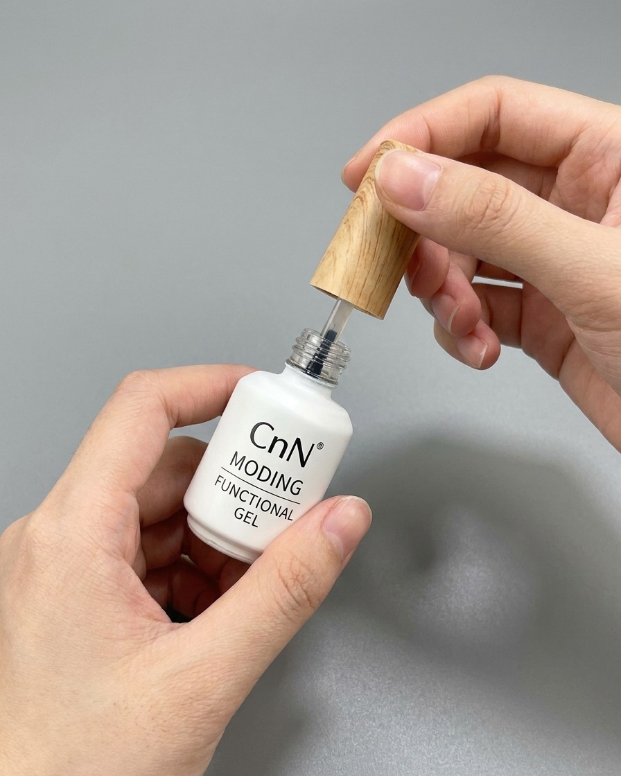Un flacone di gel top coat funzionale con il suo pennello estratto.