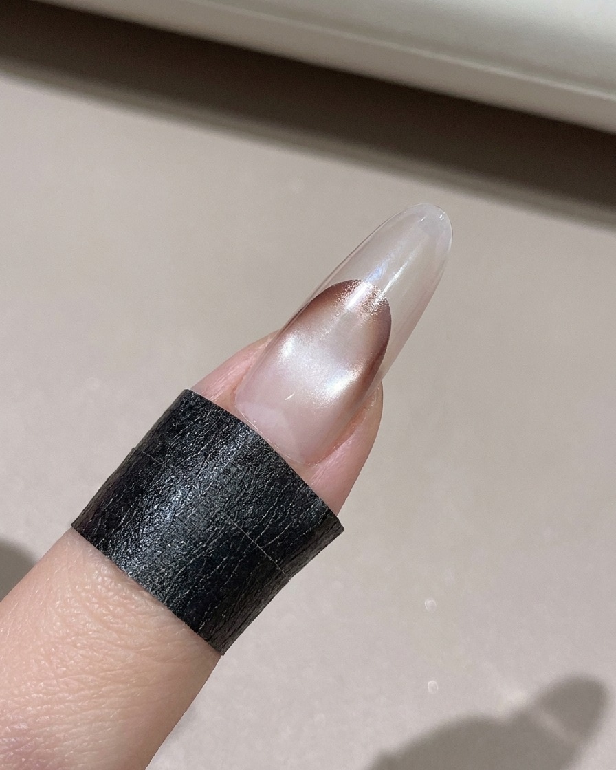 Una velina priva di pelucchi che pulisce il gel in eccesso dal bordo di ununghia decorata.