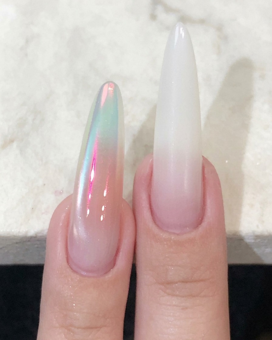 Un pennello a punta che applica il gel rosa blush direttamente al centro dellunghia.
