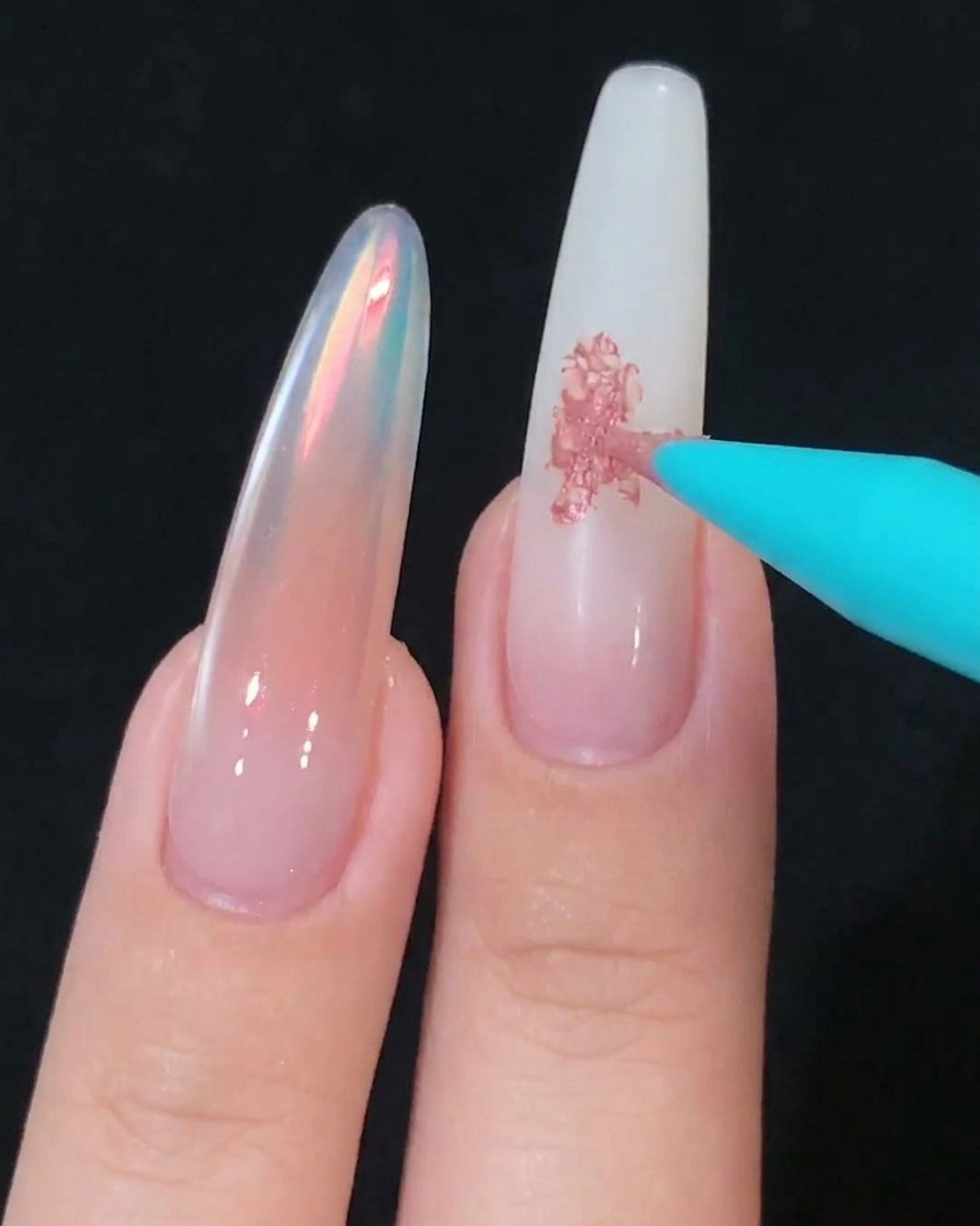 Uno strumento in spugna in schiuma che sfumina delicatamente il gel rosa sulla superficie dellunghia.