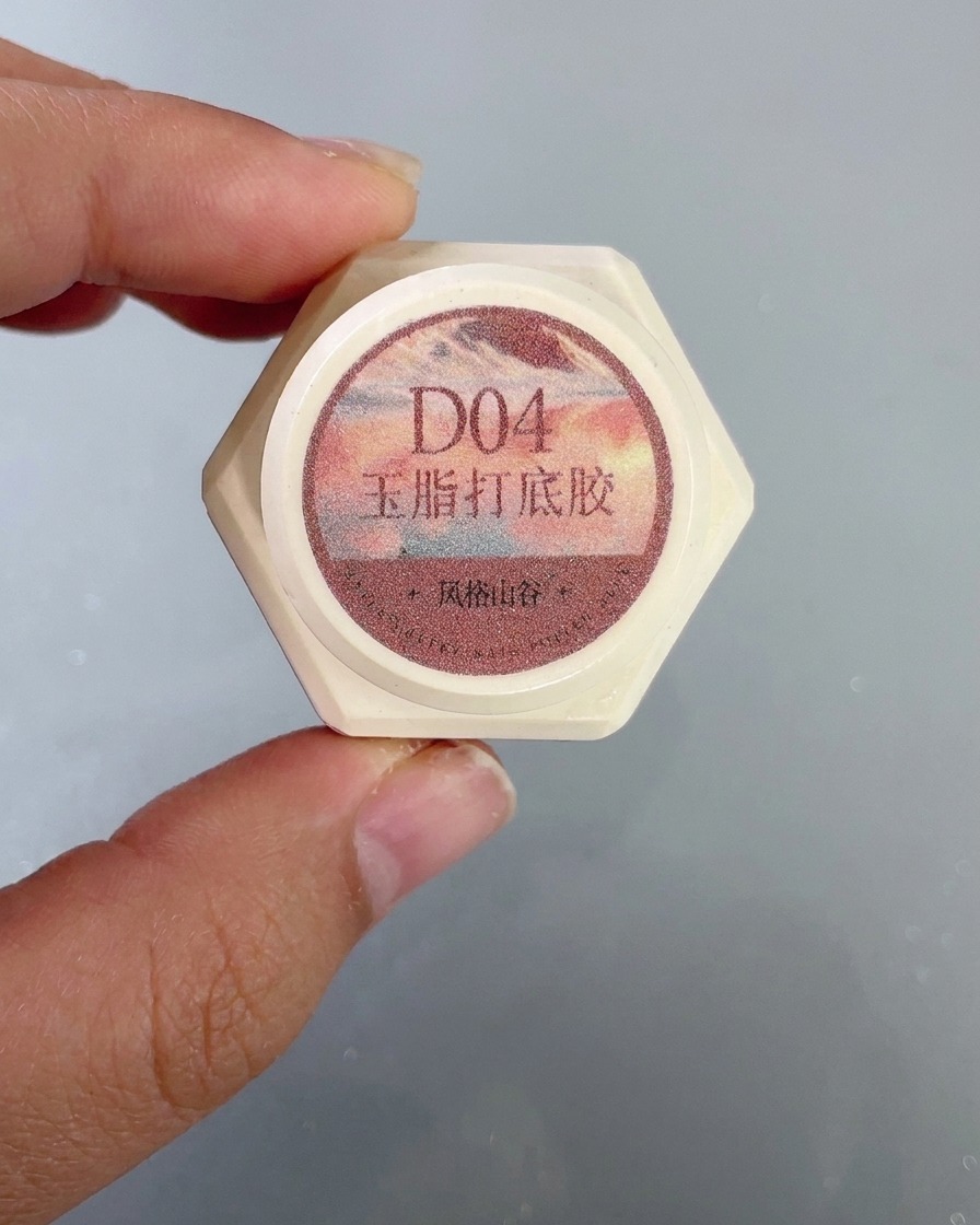 Un contenitore in primo piano di gel resina D04 etichettato con il nome del prodotto.