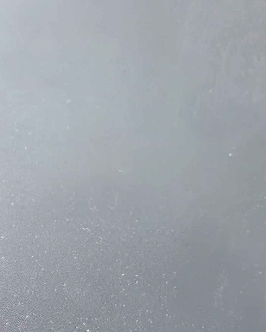 Una texture di sfondo astratta grigio chiaro e liscia che rappresenta larea di applicazione.