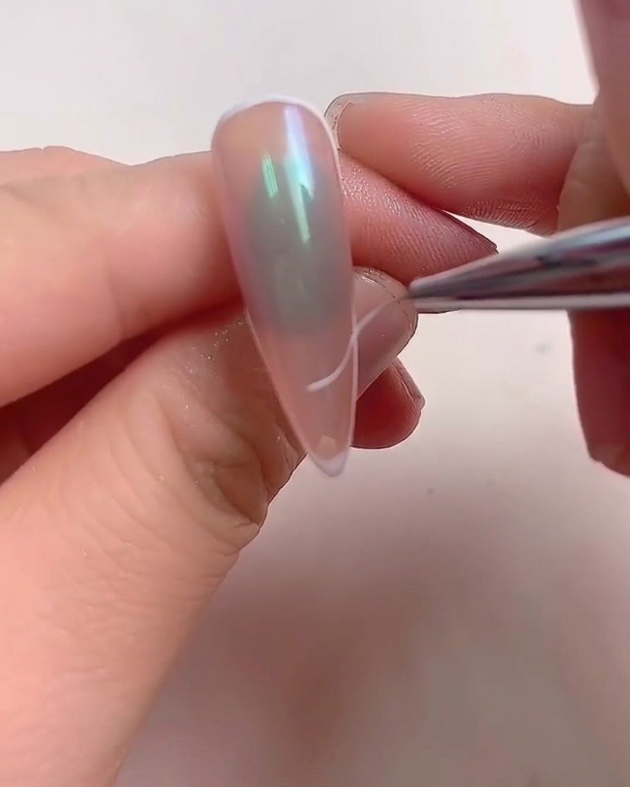 Una mano posizionata allinterno di una lampada per unghie professionale UV/LED con una luce viola brillante che illumina le dita.