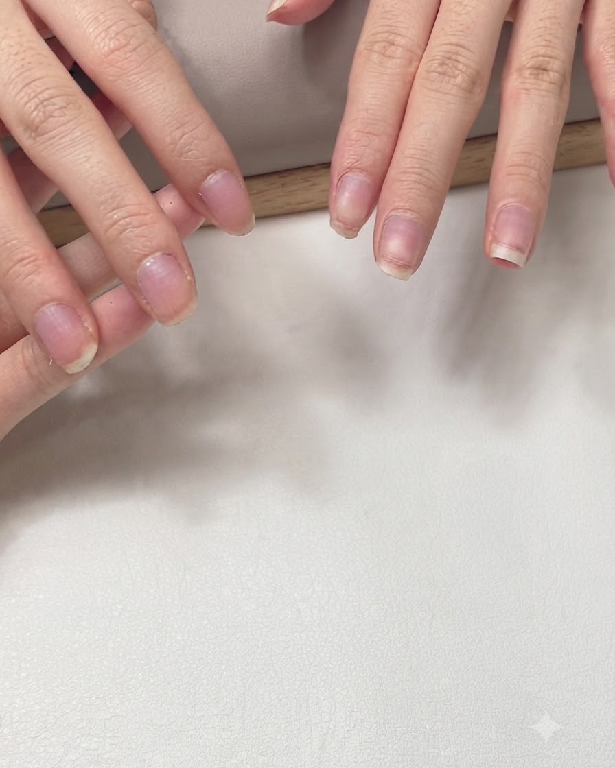 Un set di unghie corte naturali con formine per allungamento trasparenti posizionate ordinatamente in preparazione dellallungamento.