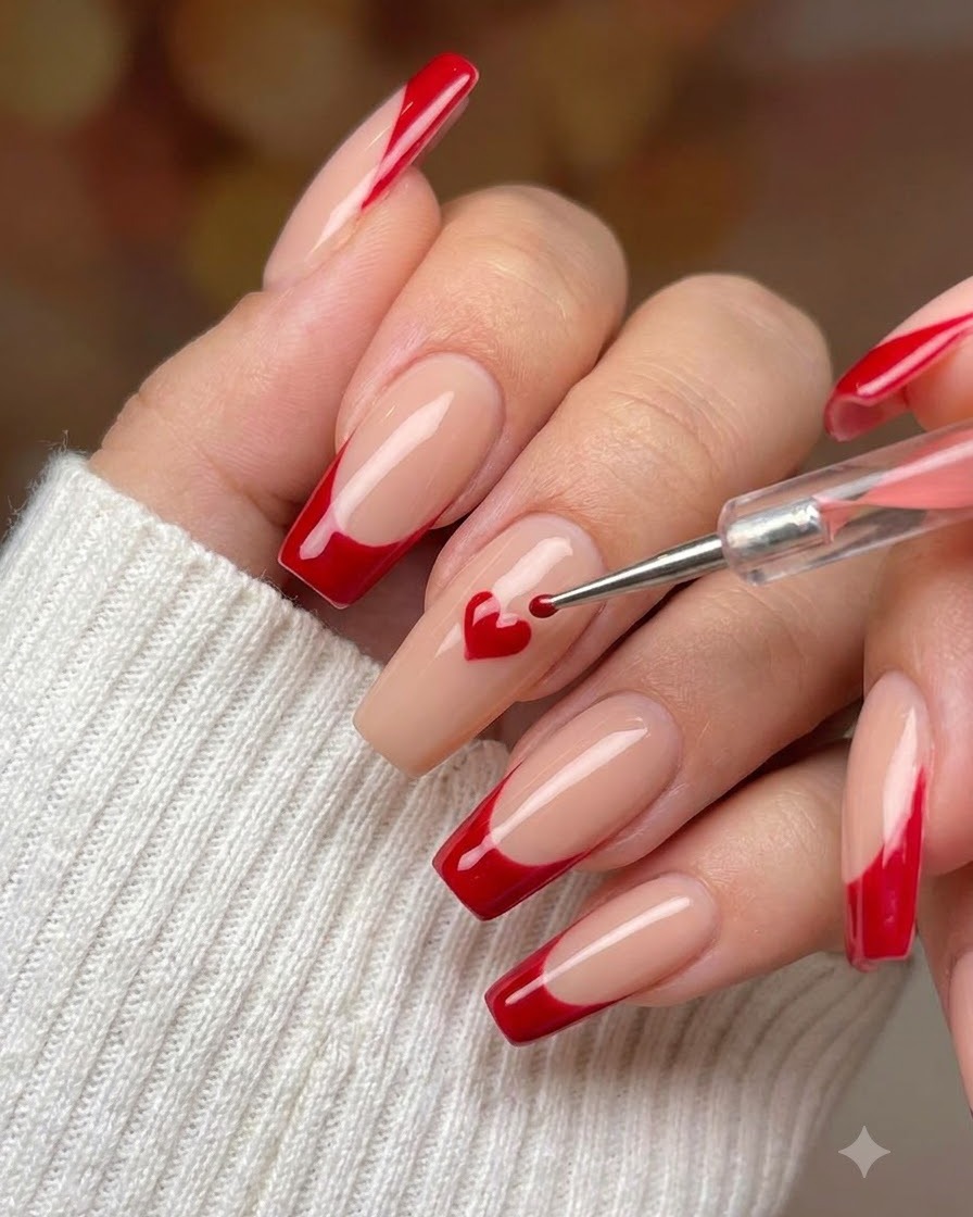 Un pennello dettagliato per nail art che riempie sezioni alternate di un motivo a griglia con smalto bianco.