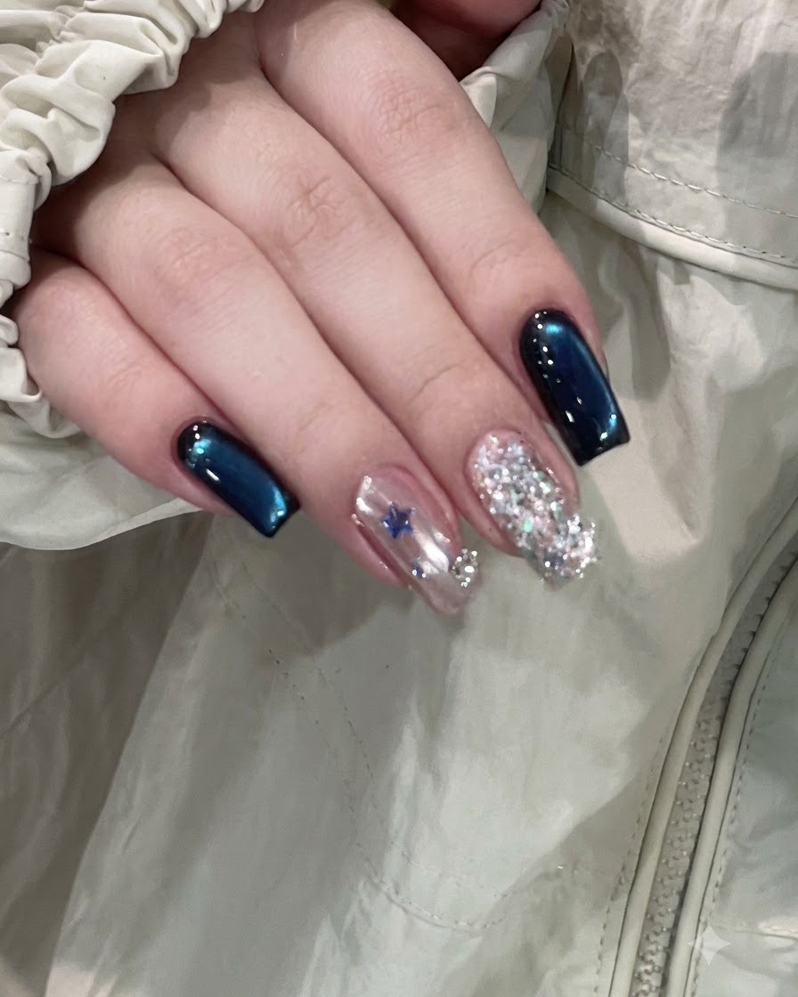 Una vista ravvicinata di una mano che applica il top coat sullunghia del medio decorata prima della polimerizzazione.