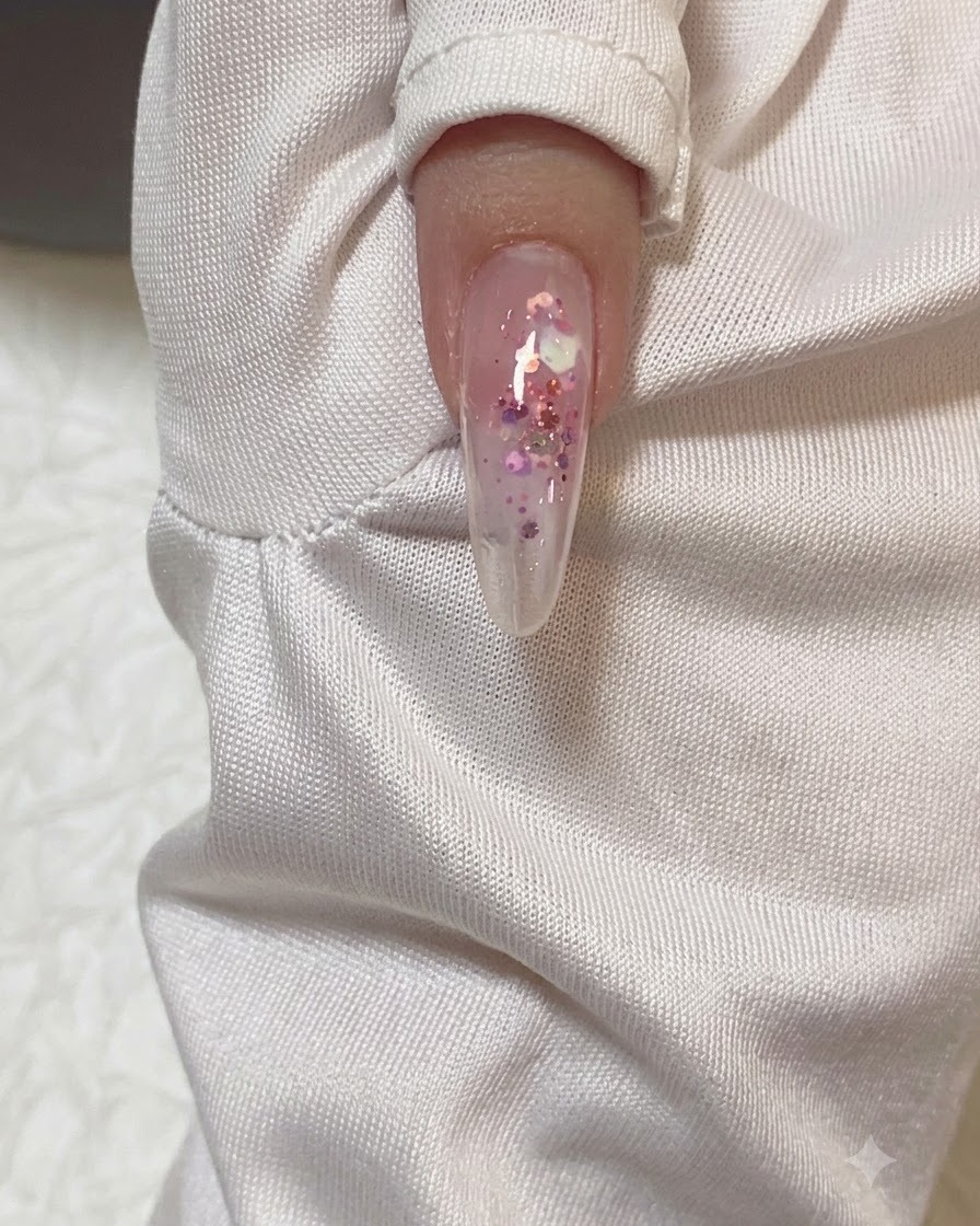 Una vista ravvicinata di ununghia a mandorla che riceve una mano trasparente di builder gel.
