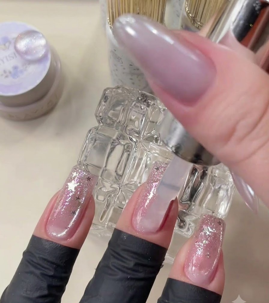 Un pennello da top coat che applica gel trasparente sulla nail art finita.